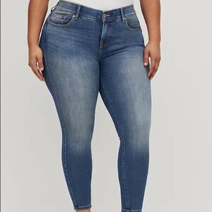 Torrid bombshell SKINNY JEAN‎ - PREMIUM STRETCH MEDIUM WASH - extra short